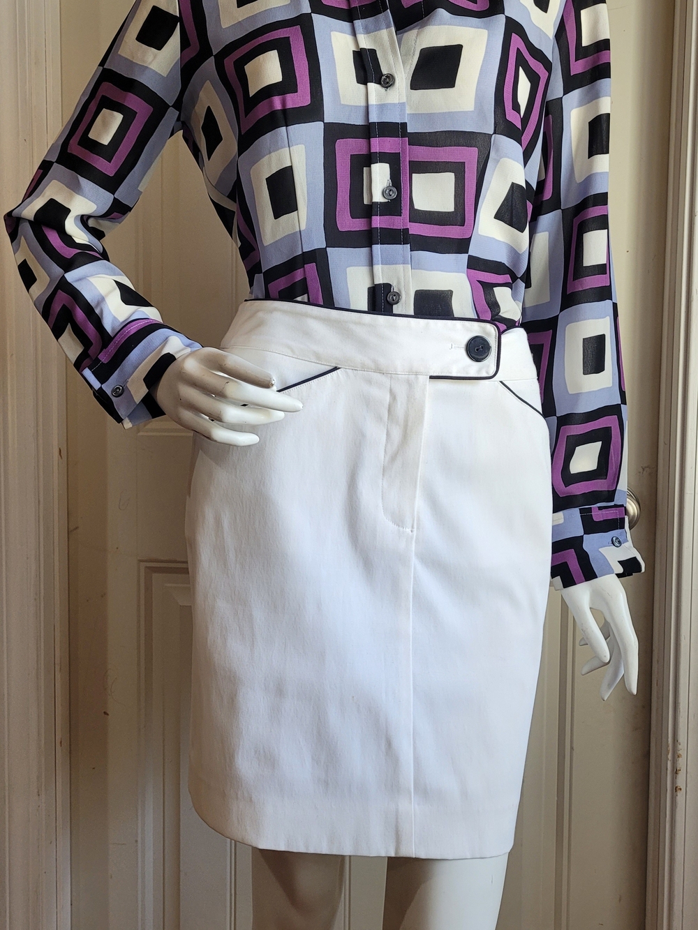 Vintage Late Y2k White Pencil Skirt with Black Piping Detail 4